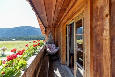 Chalet "Merlin" with Mountain Views, Private Terrace and Wi-Fi