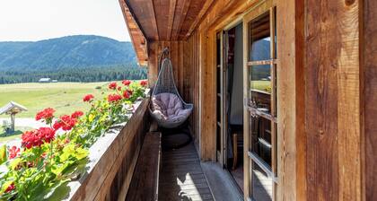 Chalet "Merlin" with Mountain Views, Private Terrace and Wi-Fi