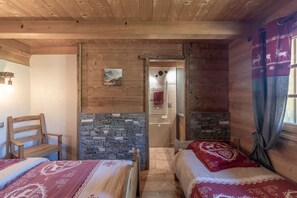 4 bedrooms, WiFi, bed sheets - Chalet "Merlin" with Mountain Views, Private Terrace and Wi-Fi (Glières Val de Borne)