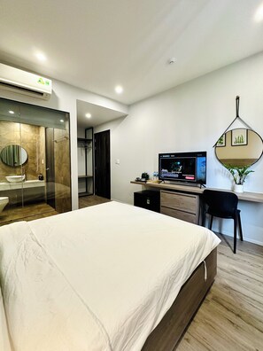 Junior Room, 1 Katil Ratu (Queen), City View | Peralatan tempat tidur hipoalergenik, dihias secara berasingan, meja 