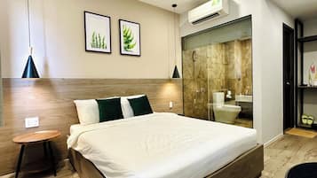 Junior kamer, 1 queensize bed, uitzicht op de stad | Hypoallergeen beddengoed, individueel gedecoreerd, een bureau