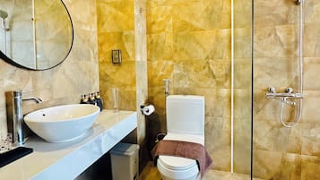 Junior kamer, 1 queensize bed, uitzicht op zee | Badkamer | Een douche, een regendouche, designer toiletartikelen, een haardroger