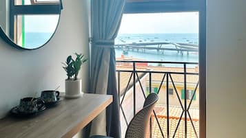 Deluxe Room, Ocean View | Interior