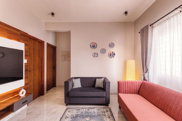 Appartement (2 Bedrooms) | Aire de séjour | Téléviseur