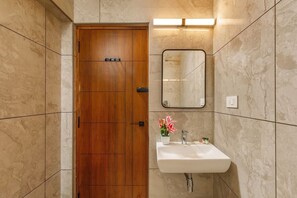 Apartment (2 Bedrooms) | Bathroom | Shower, towels