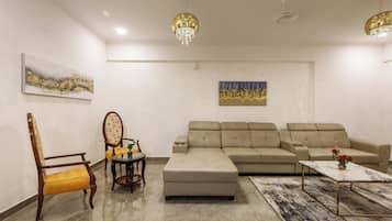 Apartment (2 Bedrooms) | Front of property