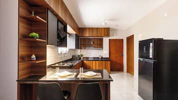 Apartemen (2 Bedrooms) | Dapur pribadi | Microwave, kursi makan untuk bayi, dan blender