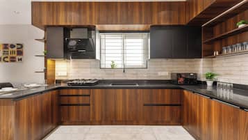 Apartment (2 Bedrooms) | Private kitchen | Microwave, high chair, blender, cookware/dishes/utensils