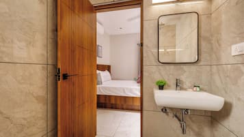 Apartemen (2 Bedrooms) | Kamar mandi | Shower dan handuk