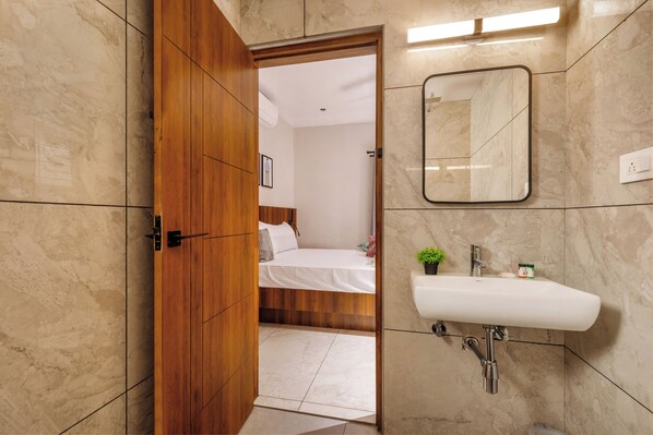 Apartment (2 Bedrooms) | Badezimmer | Dusche, Handtücher