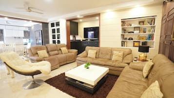 ์ํํธ (2 Bedrooms) | ์๋ฐ ์์ค ์ ๋ฉด