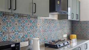 Apartemen (2 Bedrooms) | Dapur pribadi | Microwave, blender, dan peralatan masak/sendok-piring