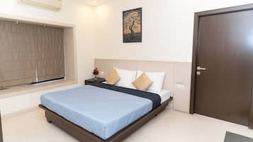 Apartment (2 Bedrooms) | 3 bedrooms, desk, laptop workspace, bed sheets