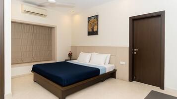 Apartment (2 Bedrooms) | 3 bedrooms, desk, laptop workspace, bed sheets