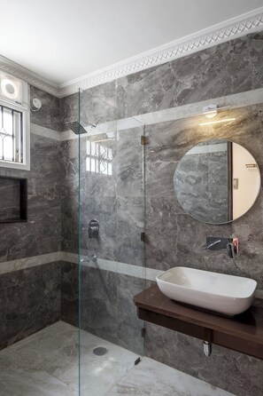 Apartment (2 Bedrooms) | Bathroom | Shower, towels, toilet paper - Emerald Apartments by Red Olive (Bengaluru)