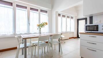 คลาสสิกอพาร์ทเมนท์ | ห้องรับประทานอาหาร