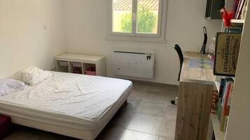 Bureau, fer et planche Ă  repasser, Wi-Fi gratuit, draps fournis