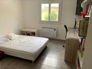 مكتب ومكواة/لوح كي وواي فاي مجانًا وملاءات أسرّة