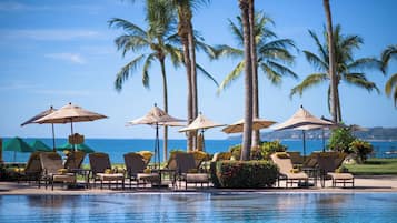2 outdoor pools