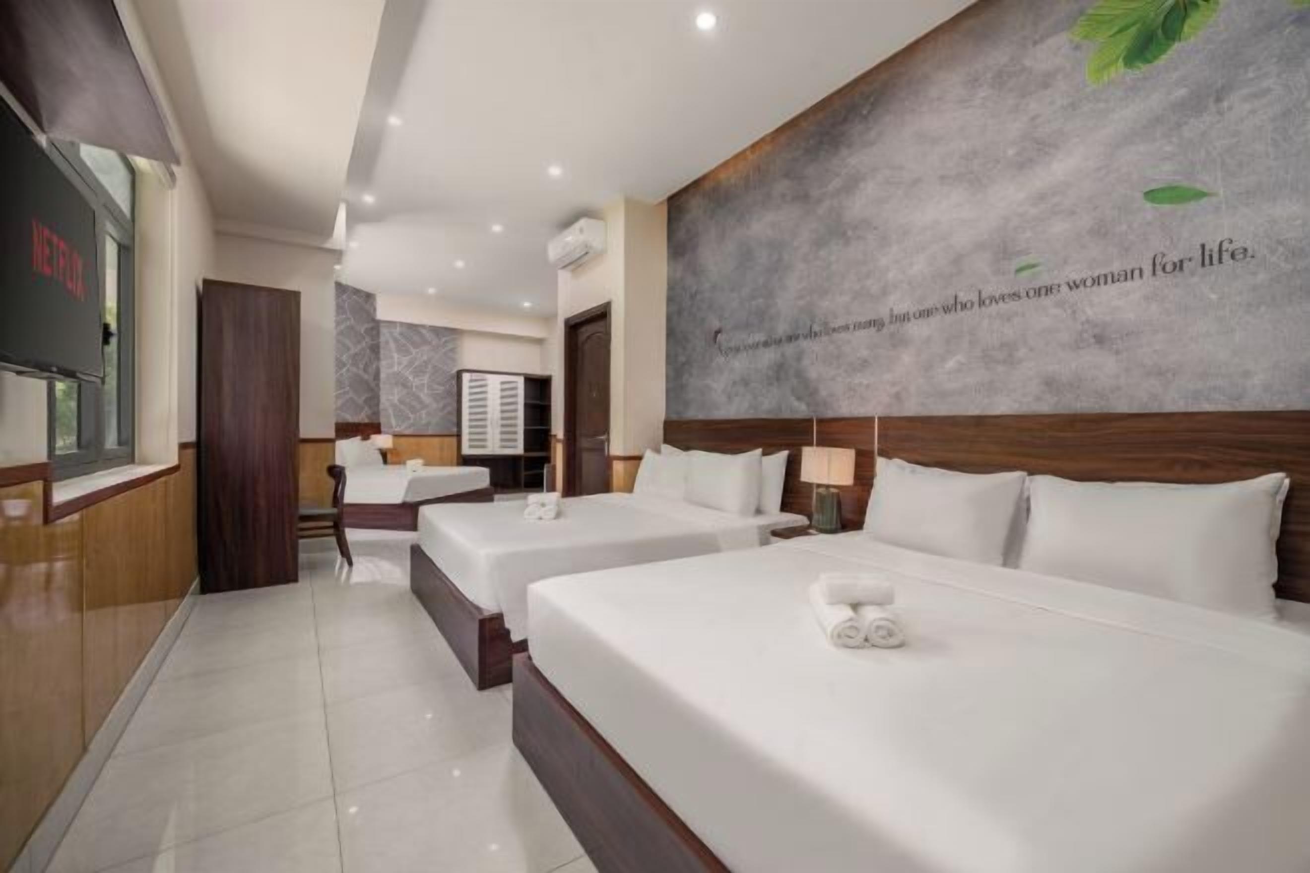 Een bureau, een laptopwerkplek, gratis wifi