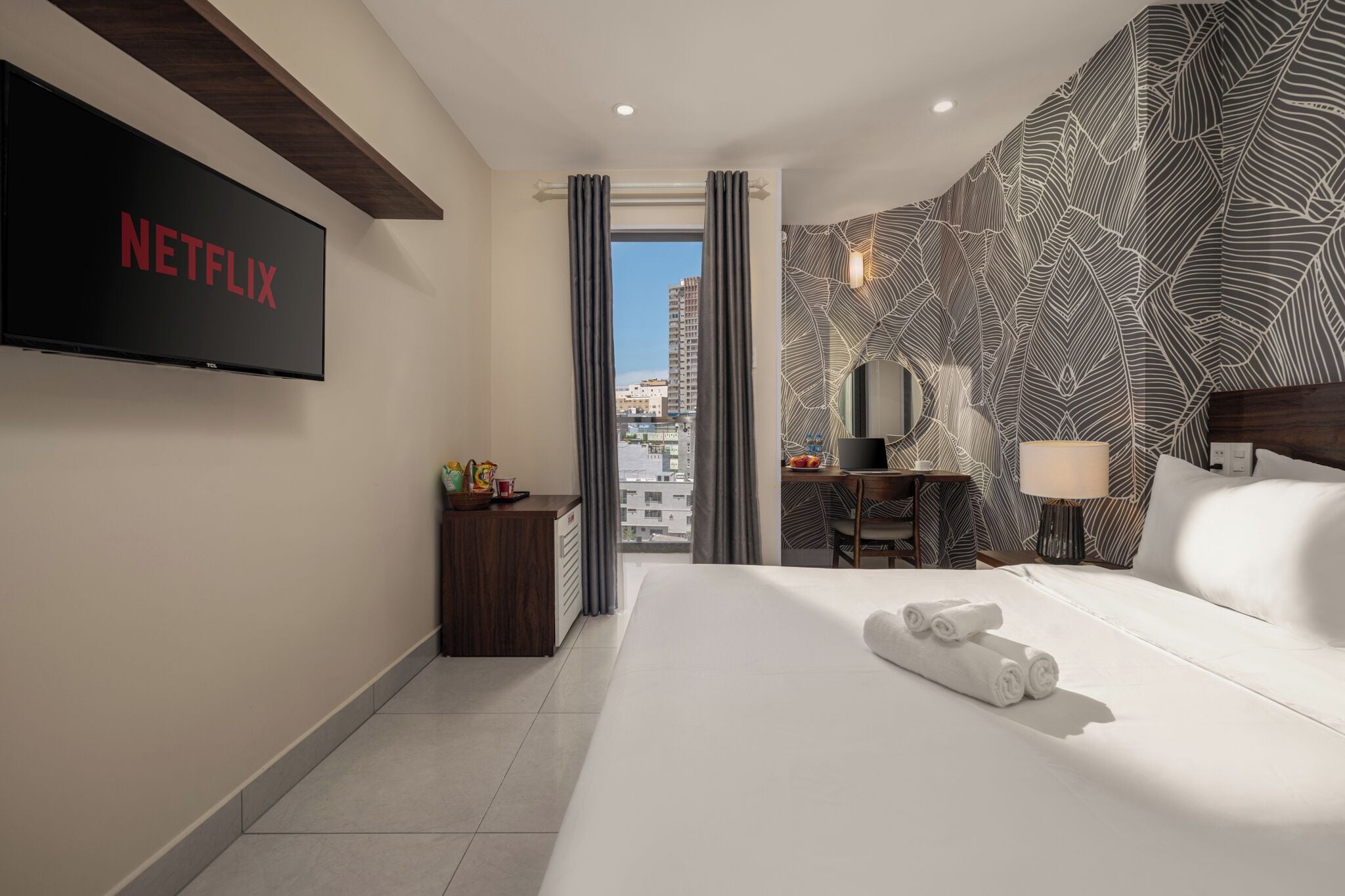 Escritorio, espacio para trabajar con laptop y wifi gratis 