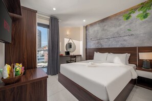 Escritorio, espacio para trabajar con laptop y wifi gratis 