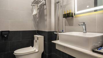 Habitación Deluxe doble | Baño | Secador de pelo, bidé, toallas y jabón