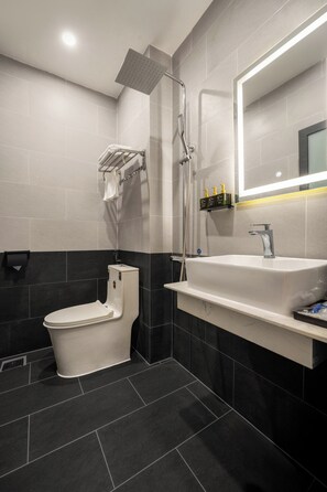 Habitación Deluxe doble | Baño | Secador de pelo, bidé, toallas y jabón