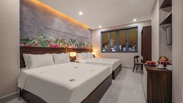 Schreibtisch, laptopgeeigneter Arbeitsplatz, kostenloses WLAN