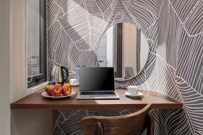 Deluxe tweepersoonskamer | Een bureau, een laptopwerkplek, gratis wifi