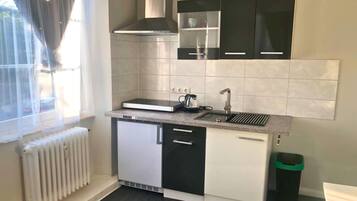 Kühlschrank, Mikrowelle, Herdplatte, Wasserkocher mit Kaffee-/Teezubehör