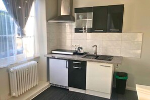Fridge, microwave, stovetop, coffee/tea maker - Apartment in Pellingen near Trier & Nature Park (Pellingen)