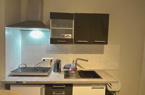KĂŒhlschrank, Mikrowelle, Herdplatte, Wasserkocher mit Kaffee-/Teezubehör