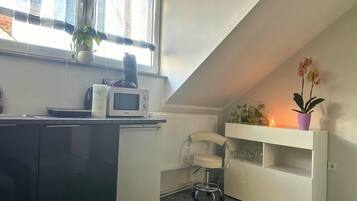 Kühlschrank, Mikrowelle, Herdplatte, Wasserkocher mit Kaffee-/Teezubehör