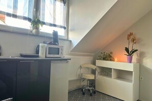 KĂŒhlschrank, Mikrowelle, Herdplatte, Wasserkocher mit Kaffee-/Teezubehör