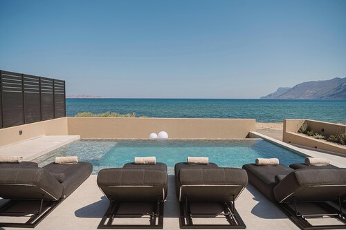 Onora Villa, Steps from the Sea by etouri