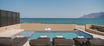 Onora Villa, Steps from the Sea by etouri