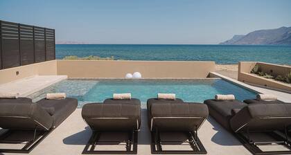 Onora Villa, Steps from the Sea by etouri