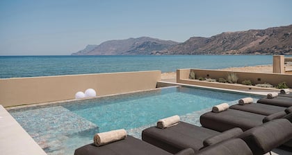 Onora Villa, Steps from the Sea by etouri