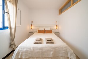 Tabla de planchar con plancha, wifi gratis, ropa de cama