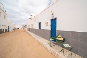 Outdoor dining - Maemuki (Caleta de Sebo)