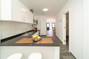 Fridge, microwave, oven, coffee/tea maker