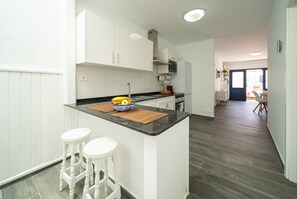 ثلاجة، ميكروويف، فرن، ماكينة لصنع القهوة/الشاي