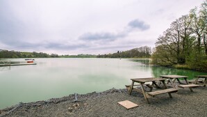 A lakeside picnic area with benches and a dock. - Cosy & Central 2Bd Apartment Milngavie, Glasgow (Glasgow)