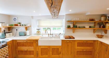 Beautiful 3Bd Thatched Stone Cottage Kettering