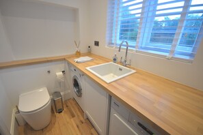 House | Bathroom - Delightful Cottage In Sandwich - One Bedroom (Sandwich)