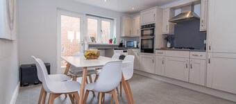 Elegant Ludlow Haven: 4Bed Ultimate Tranquility