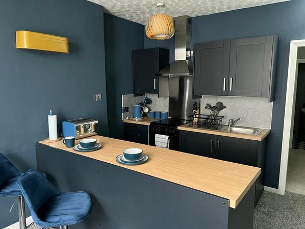 Apartment | Private kitchen | Stovetop - 1Bd Winter Garden Gem Close To The Beach (Blackpool)