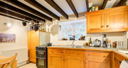 Charming Hilltop Cottage With Panoramic Views