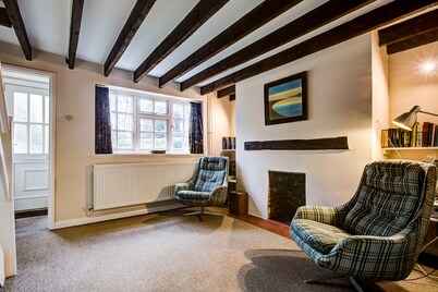 Charming Hilltop Cottage With Panoramic Views